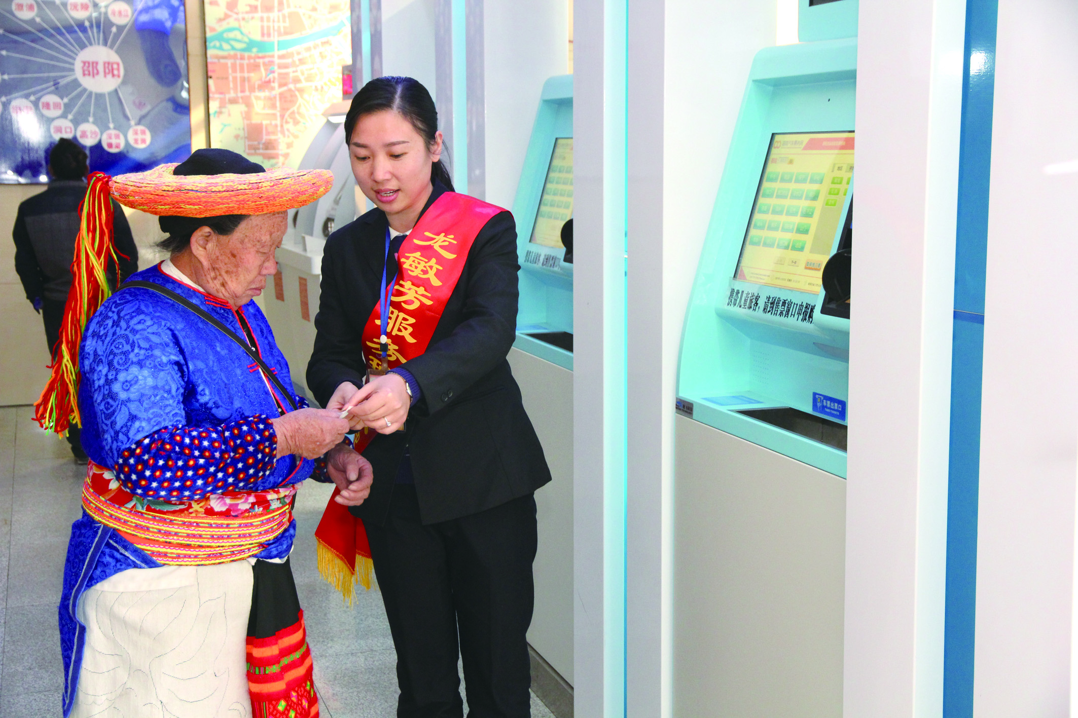 實(shí)名自助售票也深受瑤族老人青睞。 李高雄攝于市汽車北站
