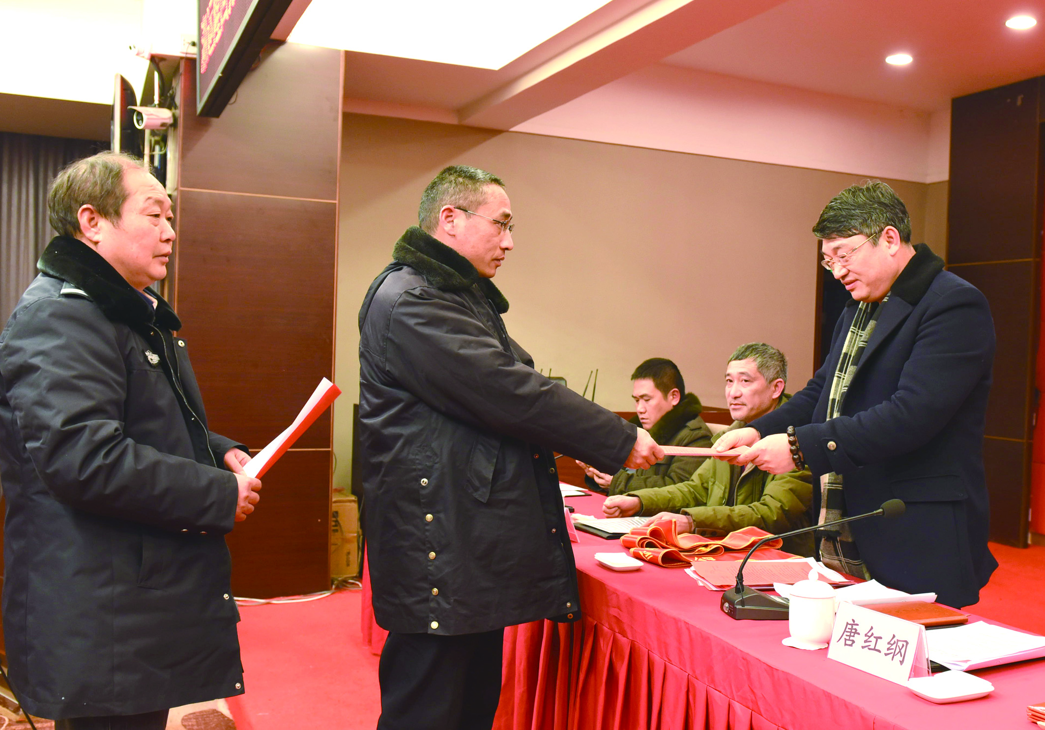 1月30日，隆回分公司召開(kāi)2017年工作總結(jié)表彰大會(huì)暨2018年春運(yùn)工作動(dòng)員大會(huì)。